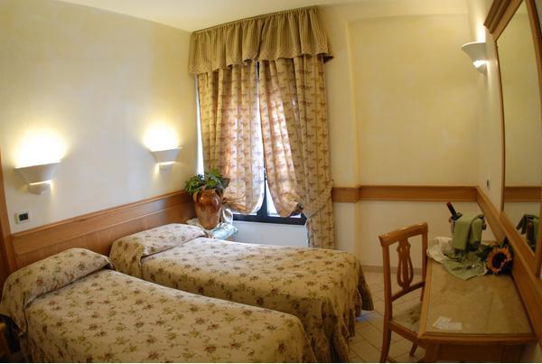 Hotel Pace Сан Джовани Ротондо Стая снимка